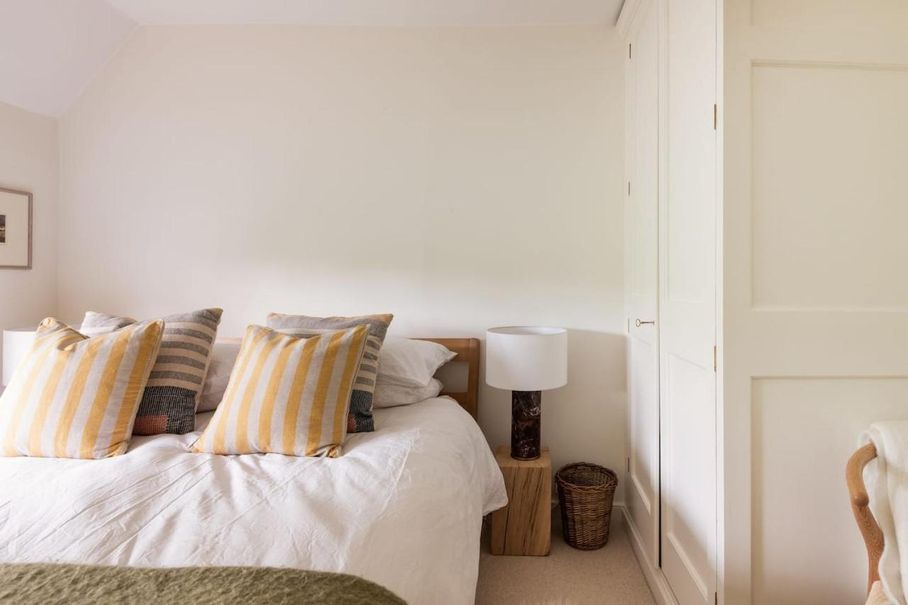 Architect Designed Cosy Cotswold Stone Cottage Quenington ภายนอก รูปภาพ